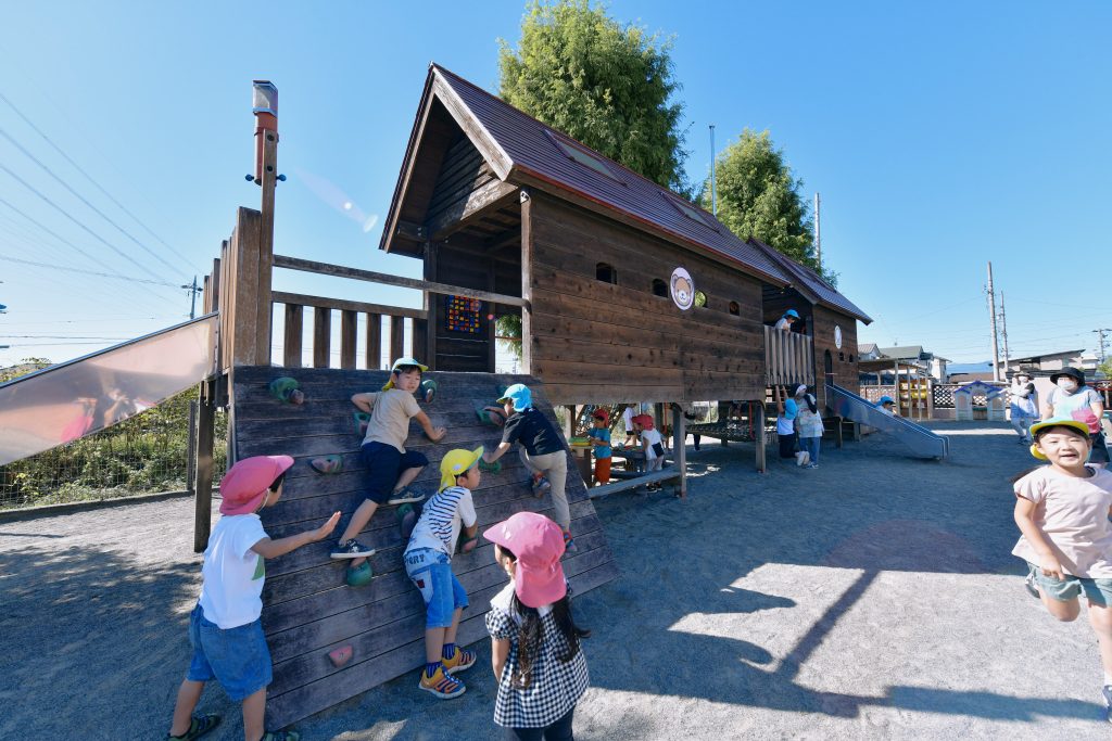 大型複合遊具　なかよしハウス