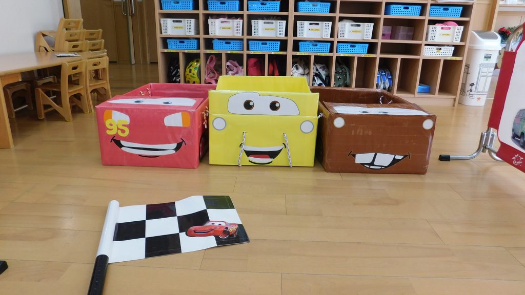 車に乗って遊ぶよ♪